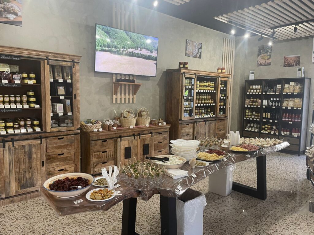 Bottega Contadina Lucana - gli interni e il banco degustazione